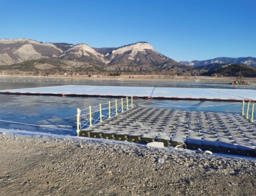 Travaux de la centrale photovoltaïque sur le Lac de Lazer. Chantier OMEXOM