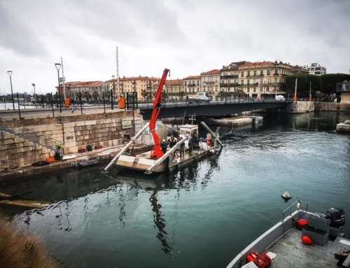 Chantier de travaux maritimes : enlèvement d’anciens câbles électriques immergés dans le port de Sète, Occitanie
